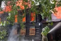 В центре Нижнего Тагила вспыхнул дом: видео (обновлено)