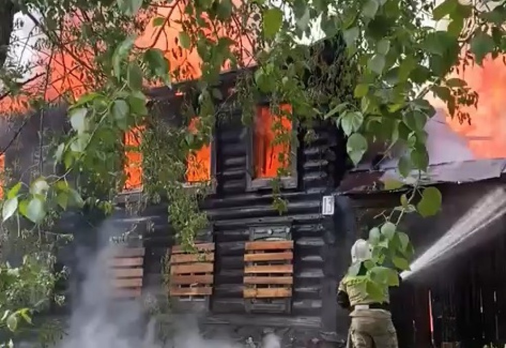 В центре Нижнего Тагила вспыхнул дом: видео (обновлено)