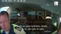 Свердловские гаишники пять минут обсуждали драку, в которой погиб студент: видео