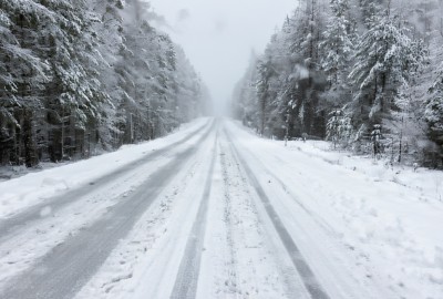 Трассы заметает: в Свердловской области выпал снег