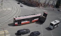 Вагон едва не опрокинулся: появилось видео, как многотонник подрезал трамвай в Нижнем Тагиле