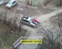 В Нижнем Тагиле трое парней катались на автомобиле лежа на крыше и капоте (видео)