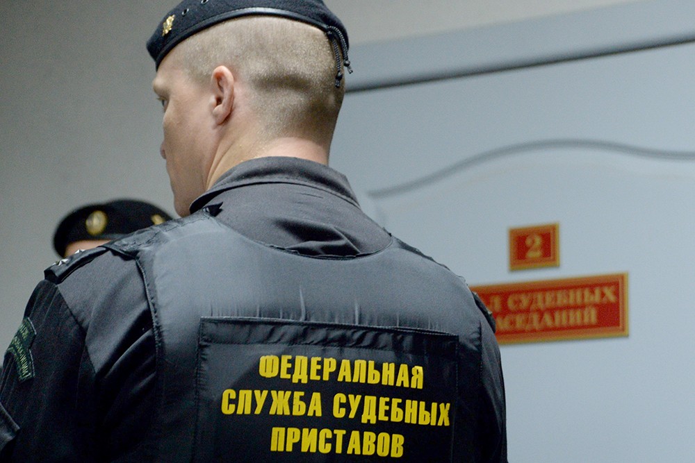 Из-за ареста счетов тагильчанин обматерил приставов и попал под статью