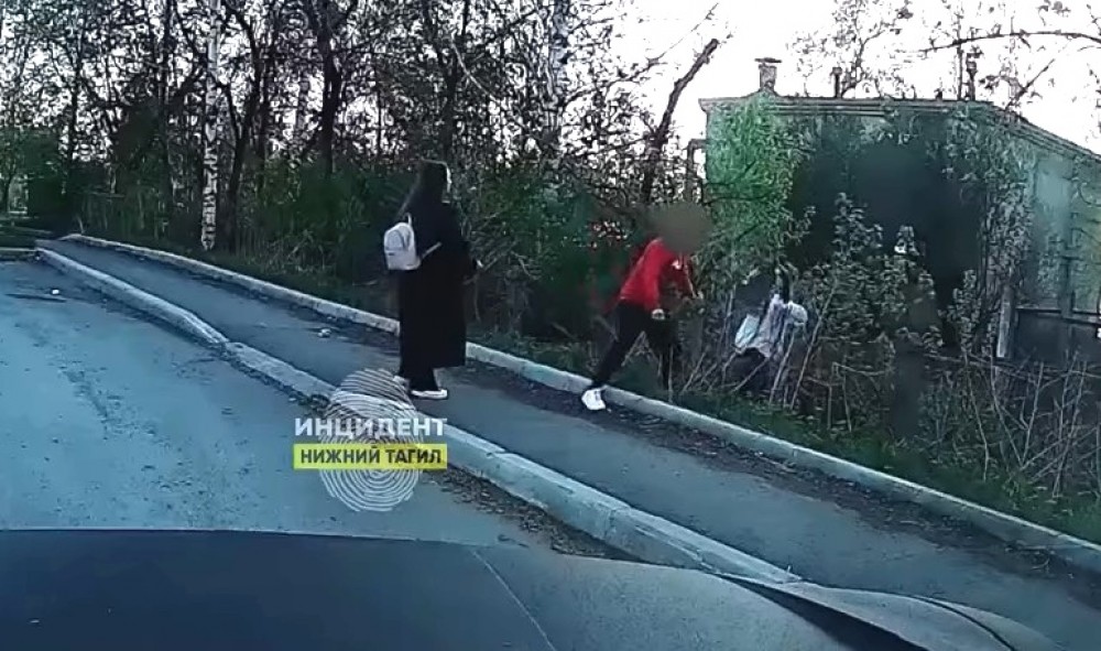 В Нижнем Тагиле водитель внедорожника накинулся с битой на пешеходов: видео