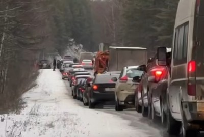 Серовский тракт встал: 12 машин в кювете, фуры не могут подняться в гору