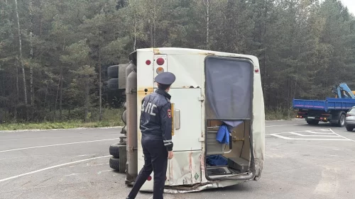 Грузовик опрокинул автобус под Тагилом: в ГАИ раскрыли шокирующие детали ДТП