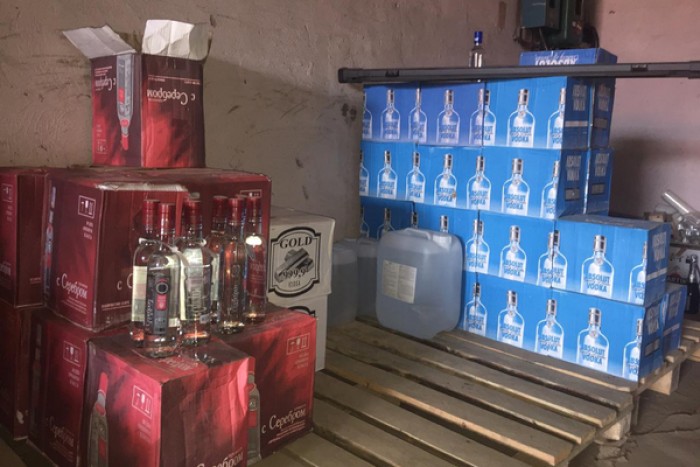 В Нижнем Тагиле изъяли более 4,6 тысяч бутылок контрафактного алкоголя известных брендов (видео)