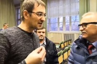В Серове депутат «Единой России» выбил телефон из рук активиста, который задал неудобный вопрос про мусорную реформу (видео)
