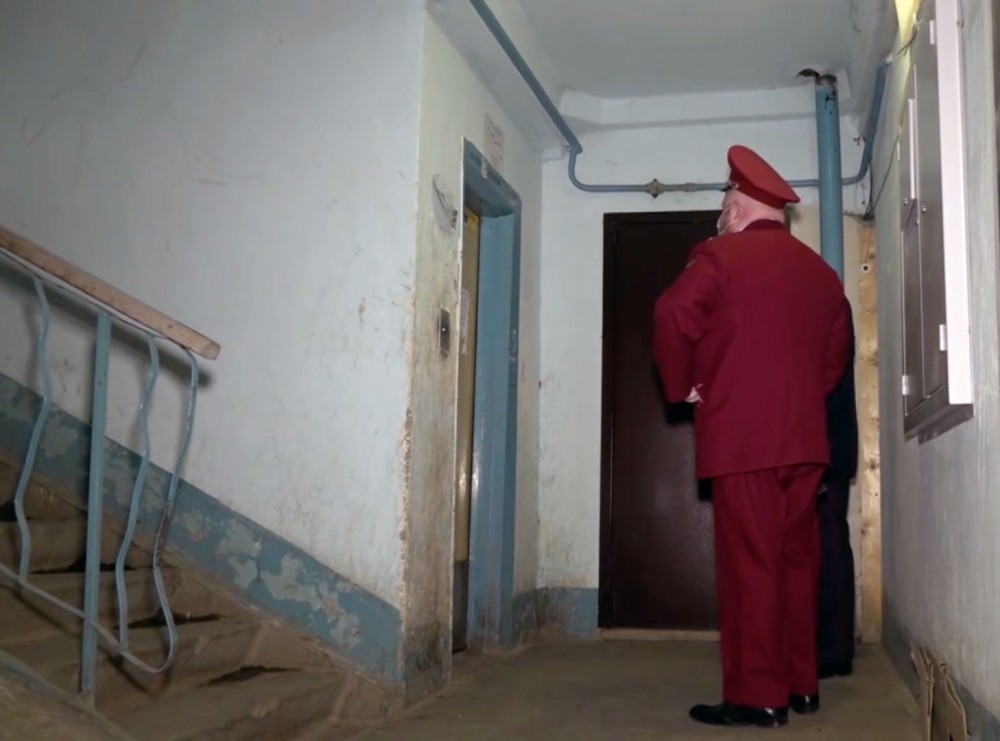 В Нижнем Тагиле нарушителей масочного режима ловят в лифтах, а продавцы прячутся от рейдов в подсобке (видео)