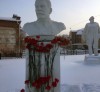 В Нижнем Тагиле к новой скульптуре Сталина возложили цветы. Музейщики пообещали их убрать (фото)
