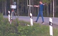 На Серовском тракте мужчина пытался сломать камеру видеофиксации бейсбольной битой (видео)