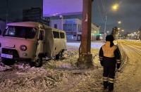 В Нижнем Тагиле пьяный парень на УАЗе врезался в столб