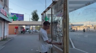 В Нижнем Тагиле нашли вандала, который разрисовал остановку и подрался с прохожим: видео