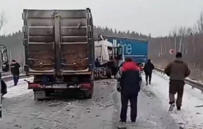 Фуры заблокировали движение по Серовскому тракту: видео (обновлено)