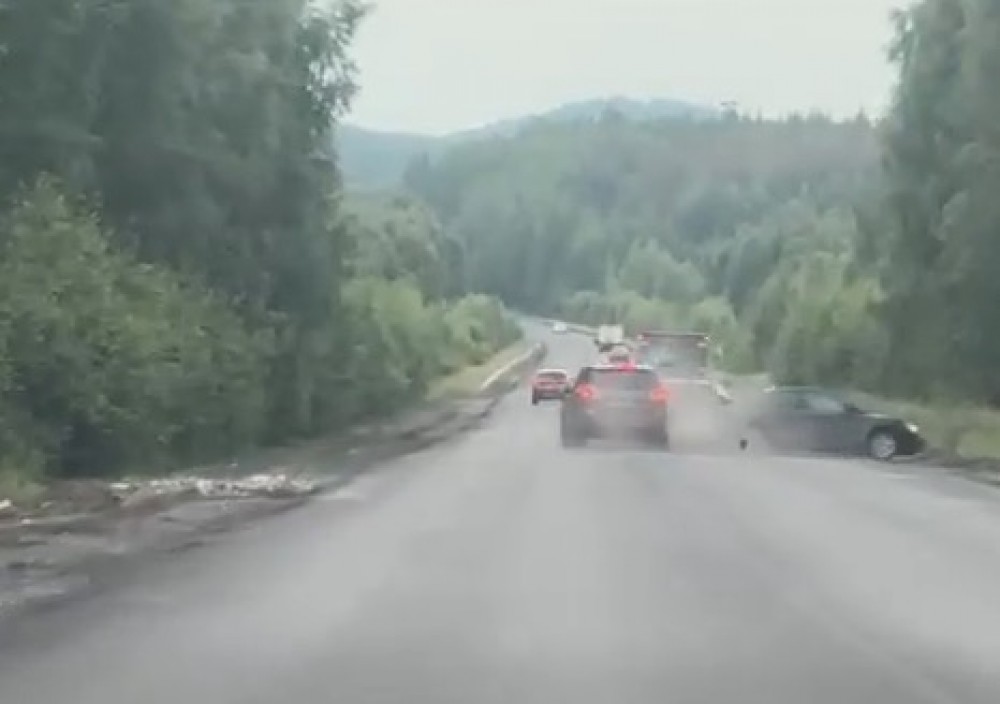 «Не мог стоять на ногах»: пьяный водитель кроссовера отправил Mazda в кювет на Серовском тракте (видео)