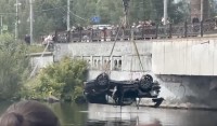 Lexus, который улетел в пруд у плотины в Тагиле, подняли из воды: видео