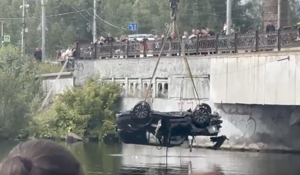 Lexus, который улетел в пруд у плотины в Тагиле, подняли из воды: видео