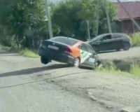 На въезде в Нижний Тагил водитель каршеринга не вписался в поворот (видео)