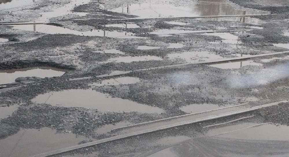 Обращайтесь в область: тагильские власти переадресовали жалобы на разбитый въезд в город