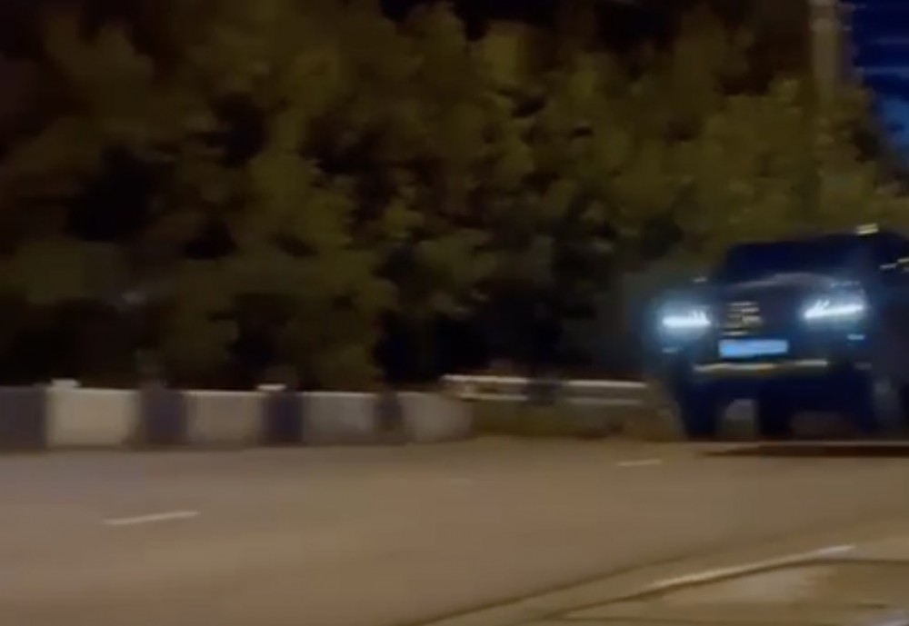 Трагедия в центре Нижнего Тагила: три человека погибли при падении Lexus в воду (видео)