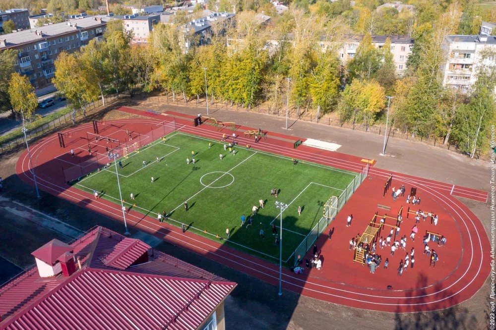 В школе Нижнего Тагила открыли футбольное поле (фото)
