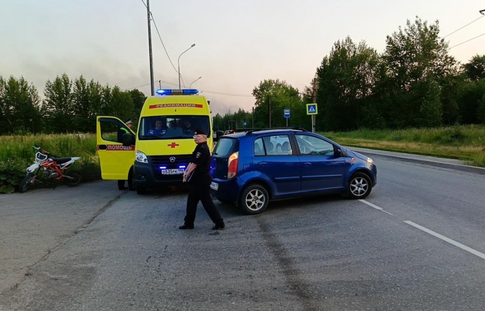 В Нижнем Тагиле водитель легковушки не заметил питбайк, ехавший по шоссе