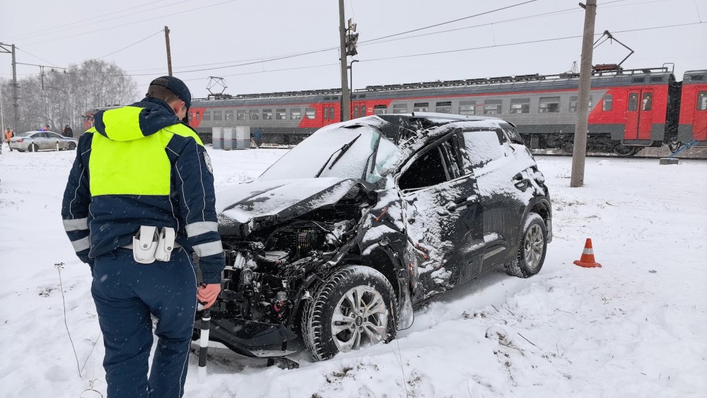 Электричка смяла легковушку под Нижним Тагилом