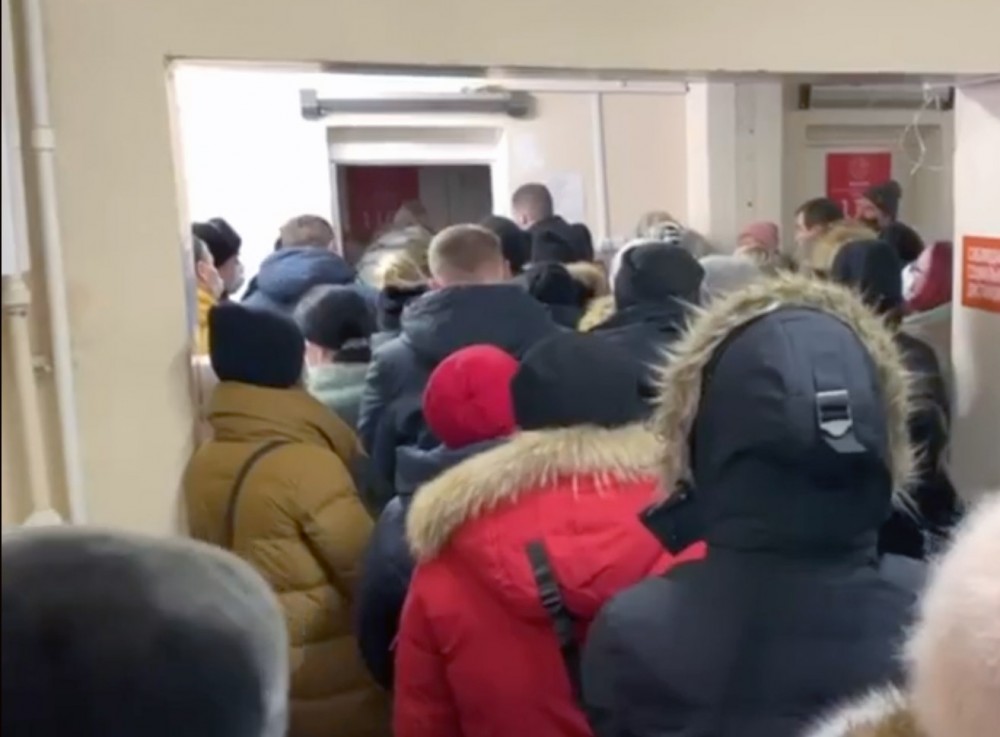 В поликлиниках Нижнего Тагила толпы: очередь выходит на улицу (видео)