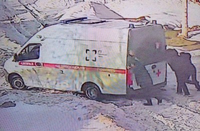 Тагильчане выталкивают скорые и автобусы из снежного плена