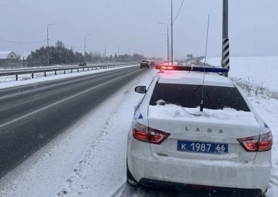 Многие на летней резине: печальные итоги снегопада подвели в свердловской ГАИ