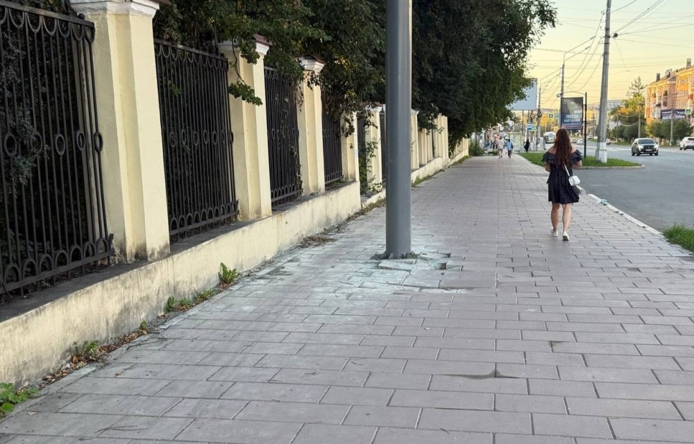 В центре Нижнего Тагила испортили новый тротуар ради рекламы: фото