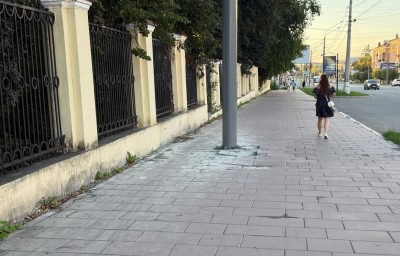 В центре Нижнего Тагила испортили новый тротуар ради рекламы: фото