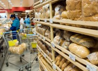 Зачем супермаркеты уничтожают просроченные продукты химикатами и почему нельзя их раздавать нуждающимся как в Европе