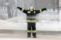 Главного тагильского пожарного торжественно отправили на пенсию, окатив из брандспойтов (видео)