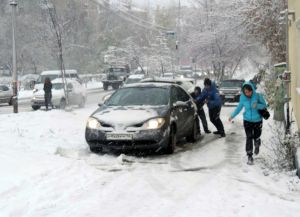 День жестянщика в Нижнем Тагиле. Первый снег спровоцировал мноество мелких ДТП (видео)