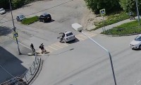 В Нижнем Тагиле дети на кикшеринговых самокатах влетели в легковушку: видео