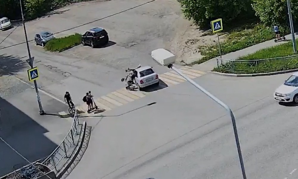 В Нижнем Тагиле дети на кикшеринговых самокатах влетели в легковушку: видео