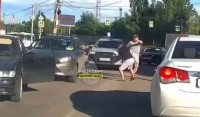 В Нижнем Тагиле водители устроили драку прямо на дороге: видео