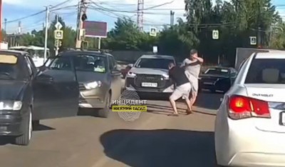 В Нижнем Тагиле водители устроили драку прямо на дороге: видео