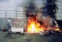 В Нижнем Тагиле подожгли мусор: огонь перекинулся на магазин и машину (фото)