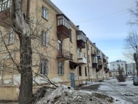 В Нижнем Тагиле жильцы многоквартирного дома боятся выходить на улицу из-за ремонта крыши (видео)