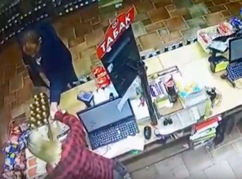В Нижнем Тагиле у продавца «Красное &amp; Белое» покупатель украл телефон (видео)