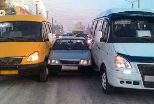 На Вагонке ВАЗ зажало между двумя «Газелями» (фото)