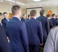 Из-за сломанной аппаратуры тагильским депутатам пришлось петь гимн России. Хватило на один куплет и слышно было только одного (видео)