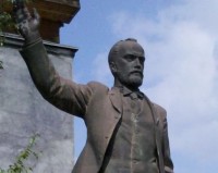 В Нижнем Тагиле за миллион рублей продают 4-метровую статую революционера Баумана (фото)