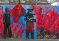 В Нижнем Тагиле вандалы испортили граффити с изображением бабушки с советским флагом