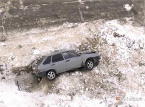 Автовладелец «забыл» машину в кювете. Новый вид парковки (фото)