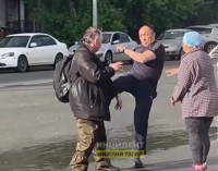 В центре Нижнего Тагила водитель автобуса набросился на прохожего (видео)