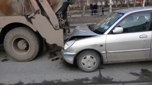 На Вые иномарка врезалась в мусоровоз (фото)