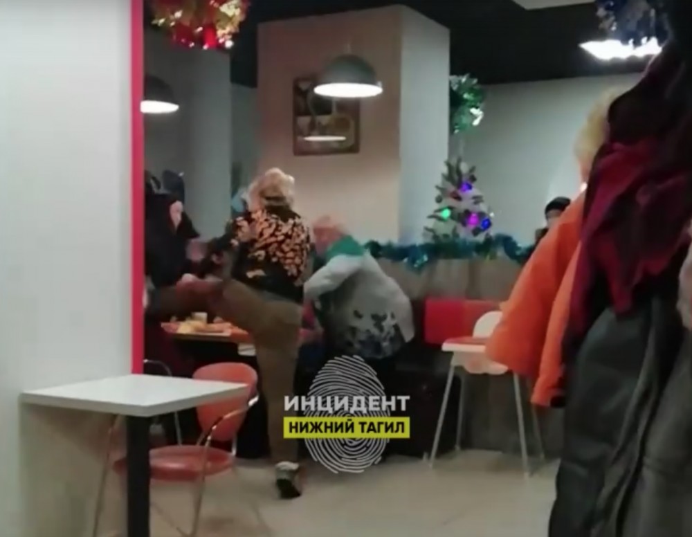 В Нижнем Тагиле в пиццерии подрались женщины (видео)